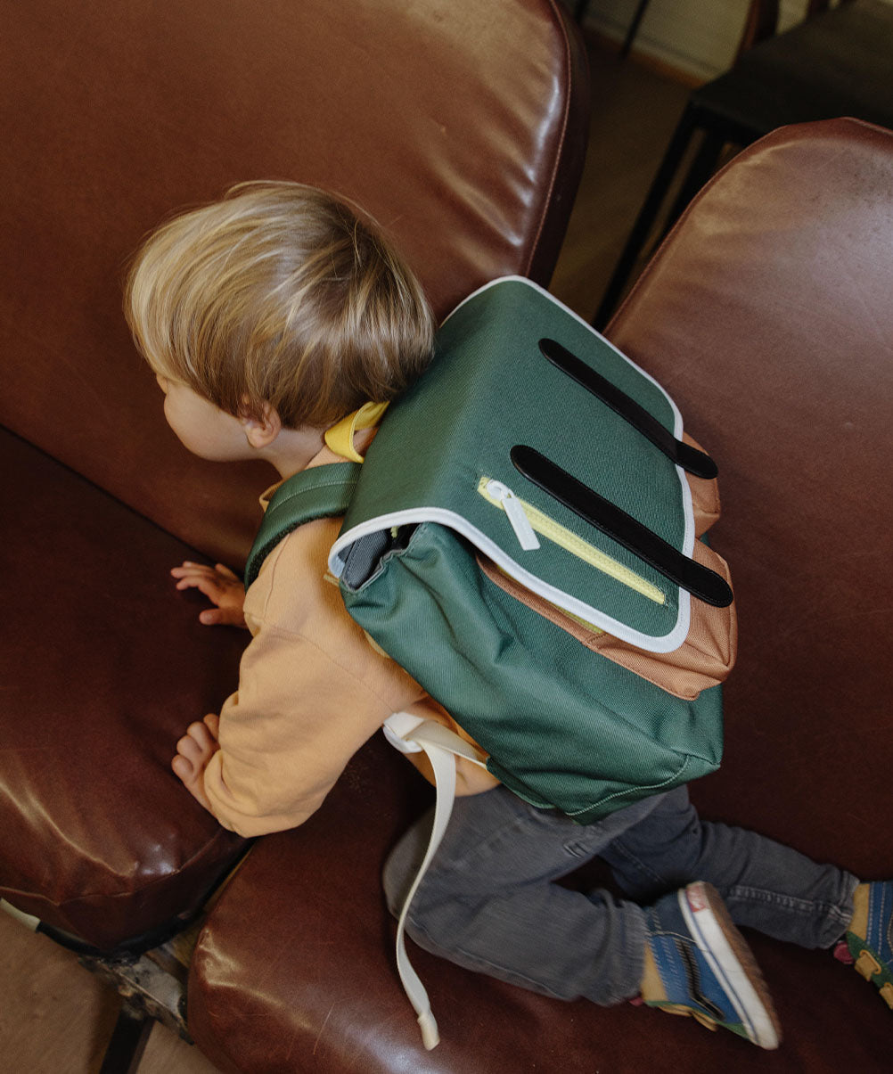 Cartera Escolar infantil verde cremallera amarilla tirantes negros Hello Hossy