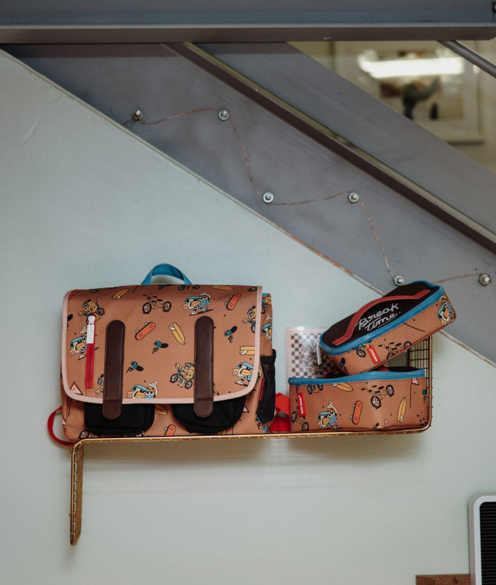Cartera Escolar infantil marrón motivo mascota bicicleta bolsillos delanteros Hello Hossy