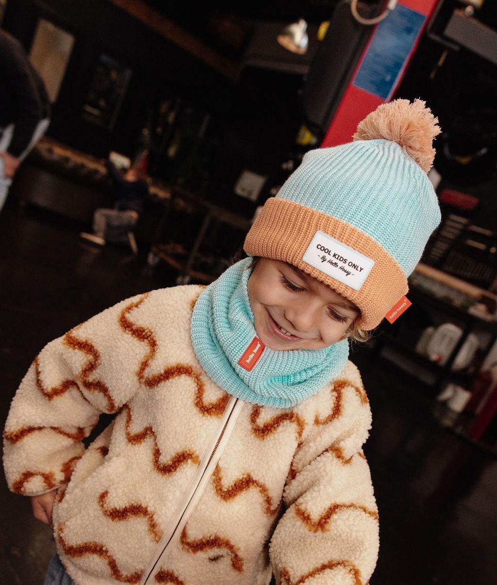 Garçon avec bonnet en maille Color Block Candy – vue de face – Hello Hossy