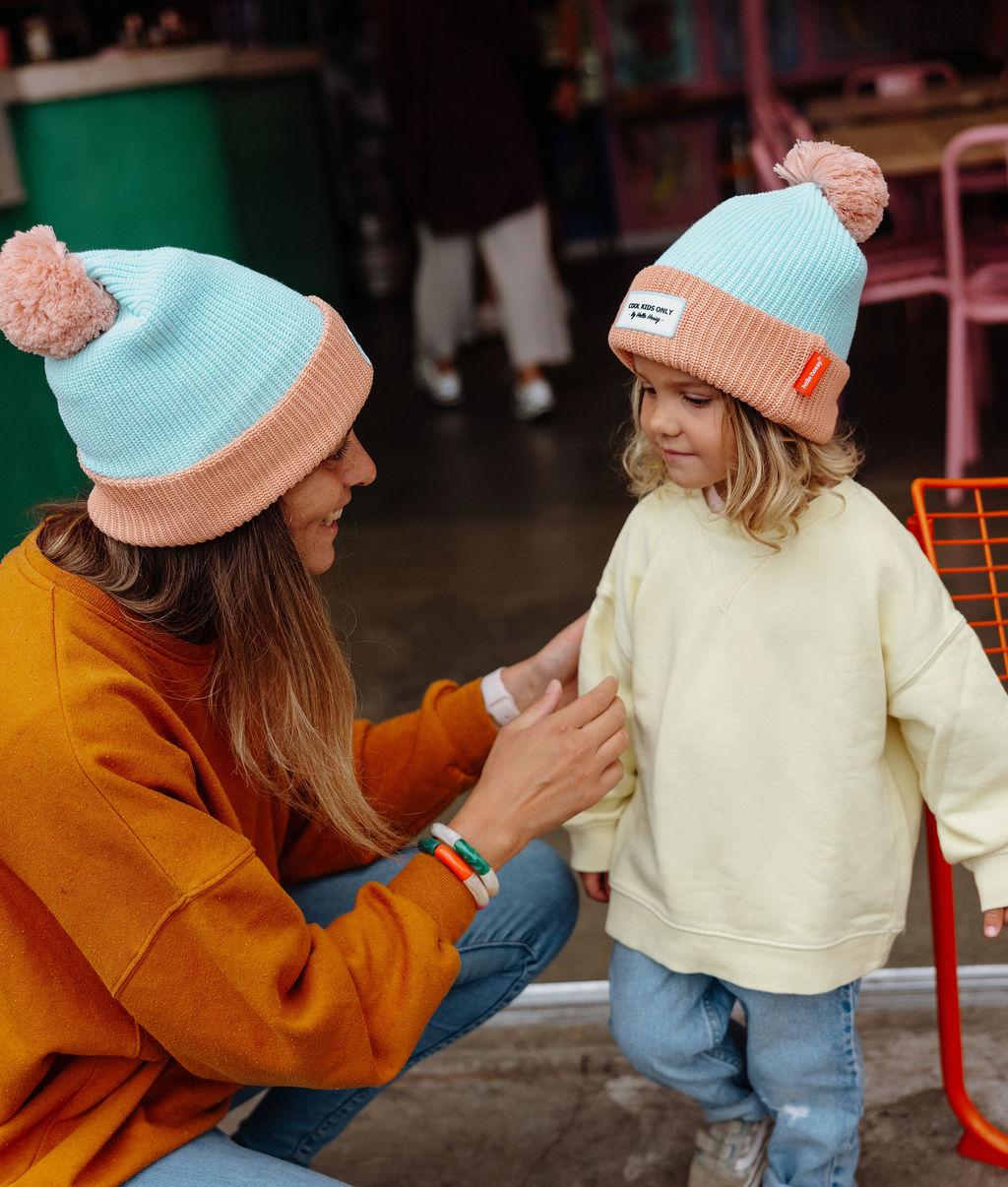 Duo mère-fille portant le bonnet avec pompon Color Block Candy – vue de 3/4 – photo lifestyle – Hello Hossy