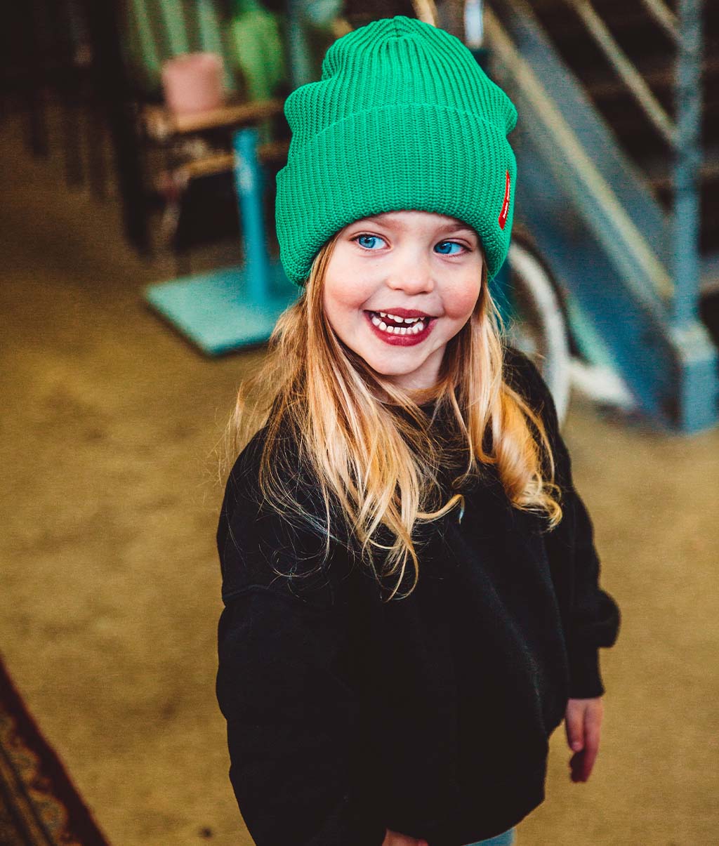 Bonnet coloré Enfants & Adultes Flow Basil, 100% coton biologique, sans pompon, dès 9 mois, Cool Kids Only !