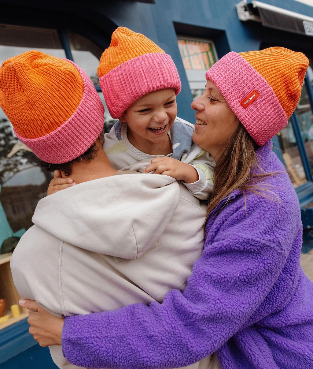 Trio papa, maman et enfant portant le bonnet en maille bicolore Flow Indie - photo lifestyle - Hello Hossy