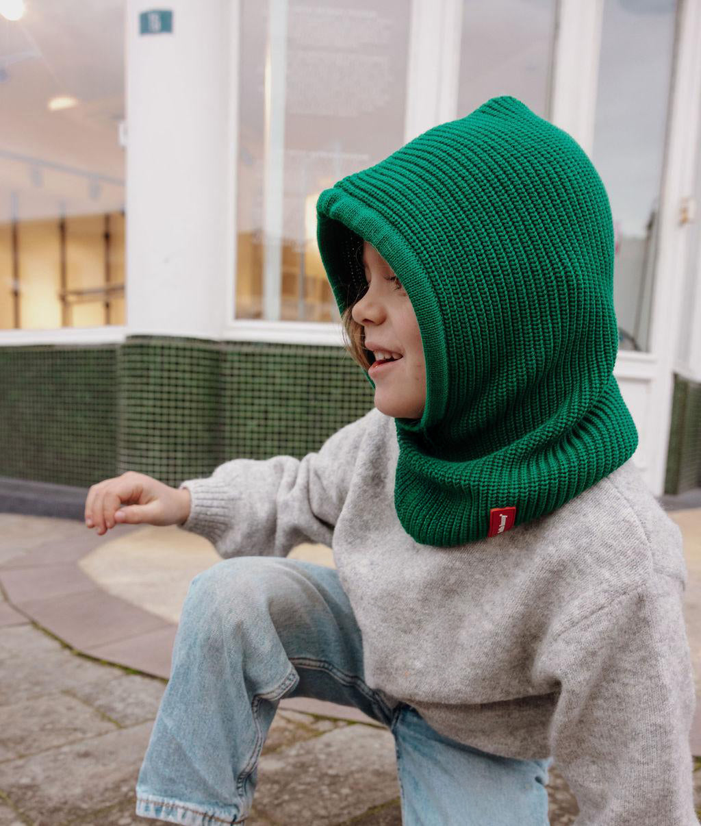 Cagoule en maille Hoody Pine portée par une fille – look décontracté – Hello Hossy