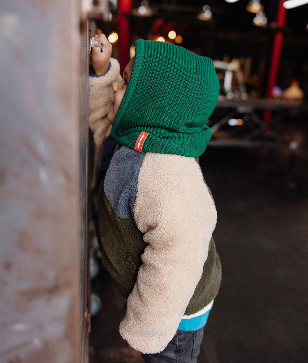 Enfant avec cagoule en maille Hoody Pine – vue de profil – photo lifestyle – Hello Hossy