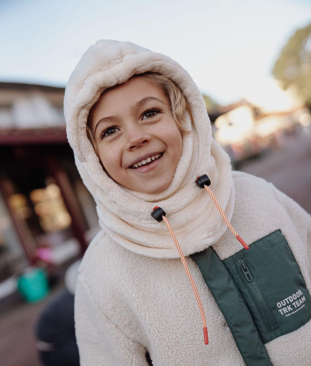 Cagoule en polaire beige Warmy Cream portée par un garçon – vue de face – Hello Hossy