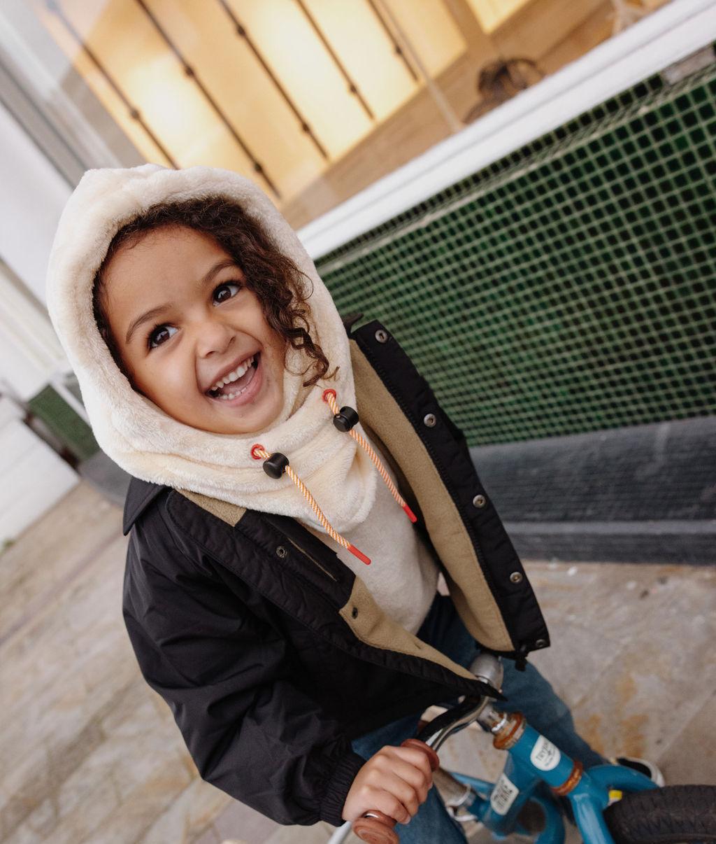 Cagoule en polaire Warmy Cream portée par une fille - photo lifestyle - Hello Hossy