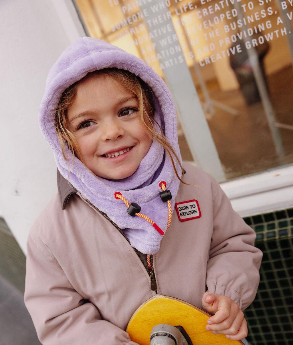Fille portant la cagoule Warmy Mauve – vue de face – photo lifestyle – Hello Hossy