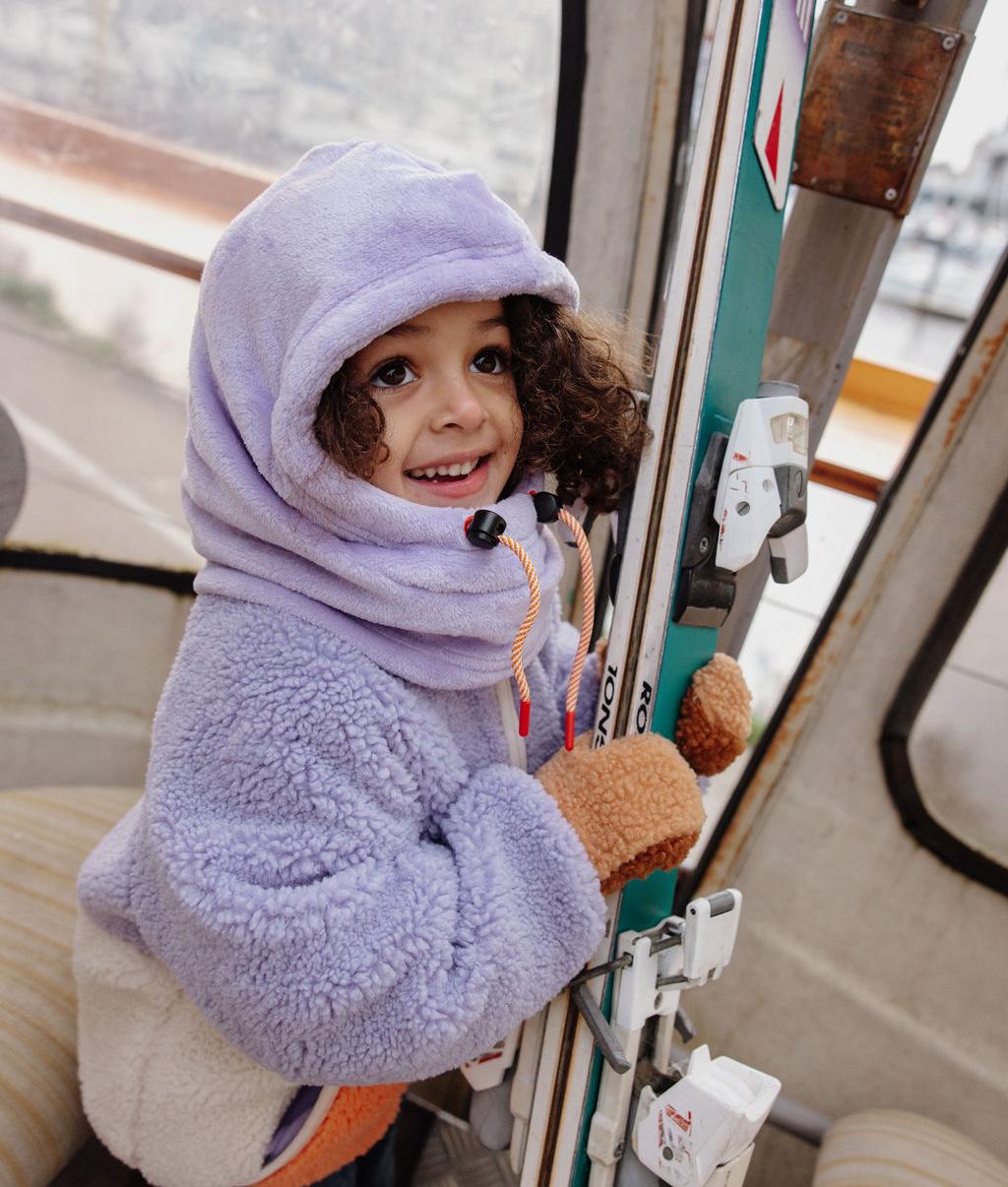 Cagoule en polaire Warmy Mauve portée par une fille – look ski – Hello Hossy