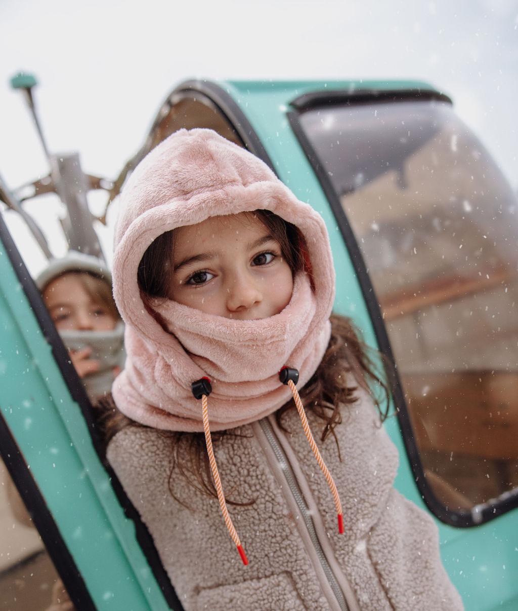 Fille avec cagoule en polaire rose Warmy Pink – vue de face – Hello Hossy