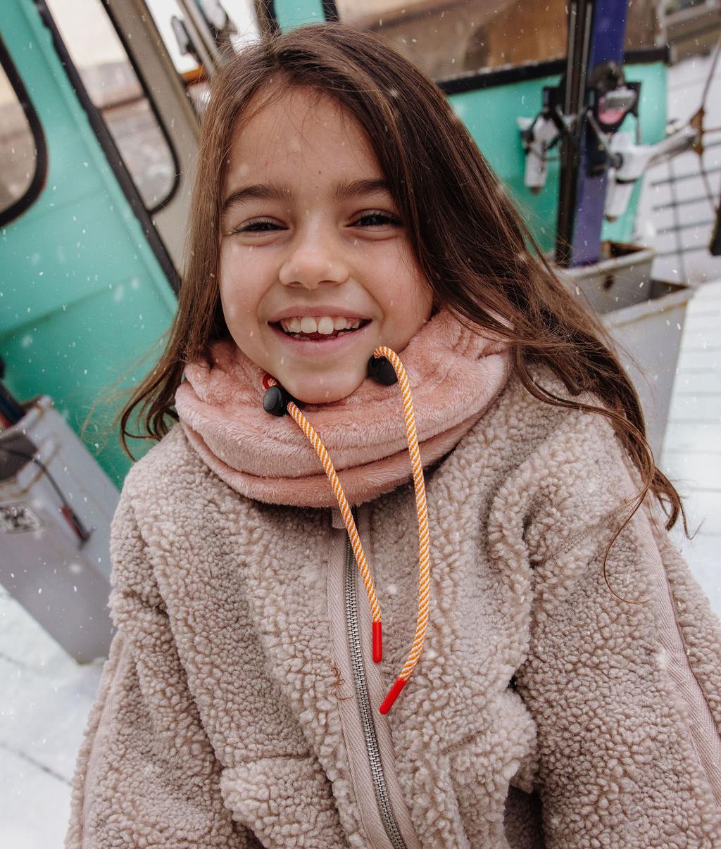 Fille avec cagoule Warmy Pink portée en version tour-de-cou - photo lifestyle - Hello Hossy