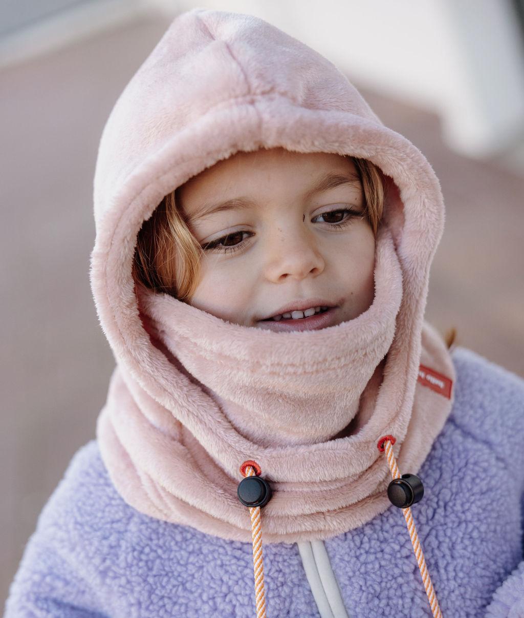 Cagoule en polaire rose Warmy Pink portée par une fille – vue de face – Hello Hossy