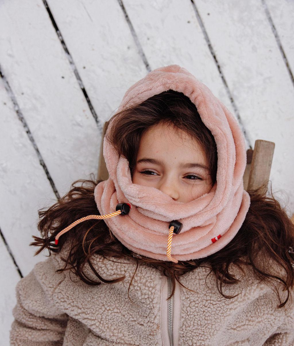 Fille portant la cagoule Warmy Pink – photo lifestyle – Hello Hossy