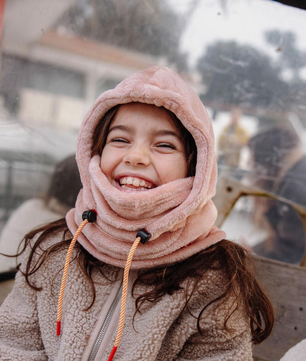 Enfant avec cagoule polaire Warmy Pink – photo lifestyle – Hello Hossy