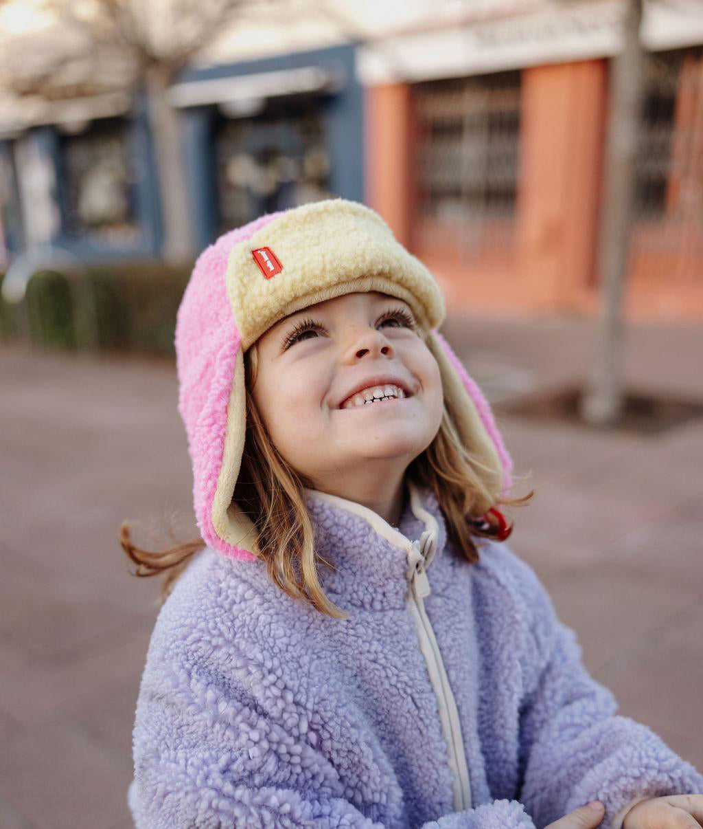 Chapka polaire bicolore Cozy Kira portée par une fille – photo lifestyle – Hello Hossy