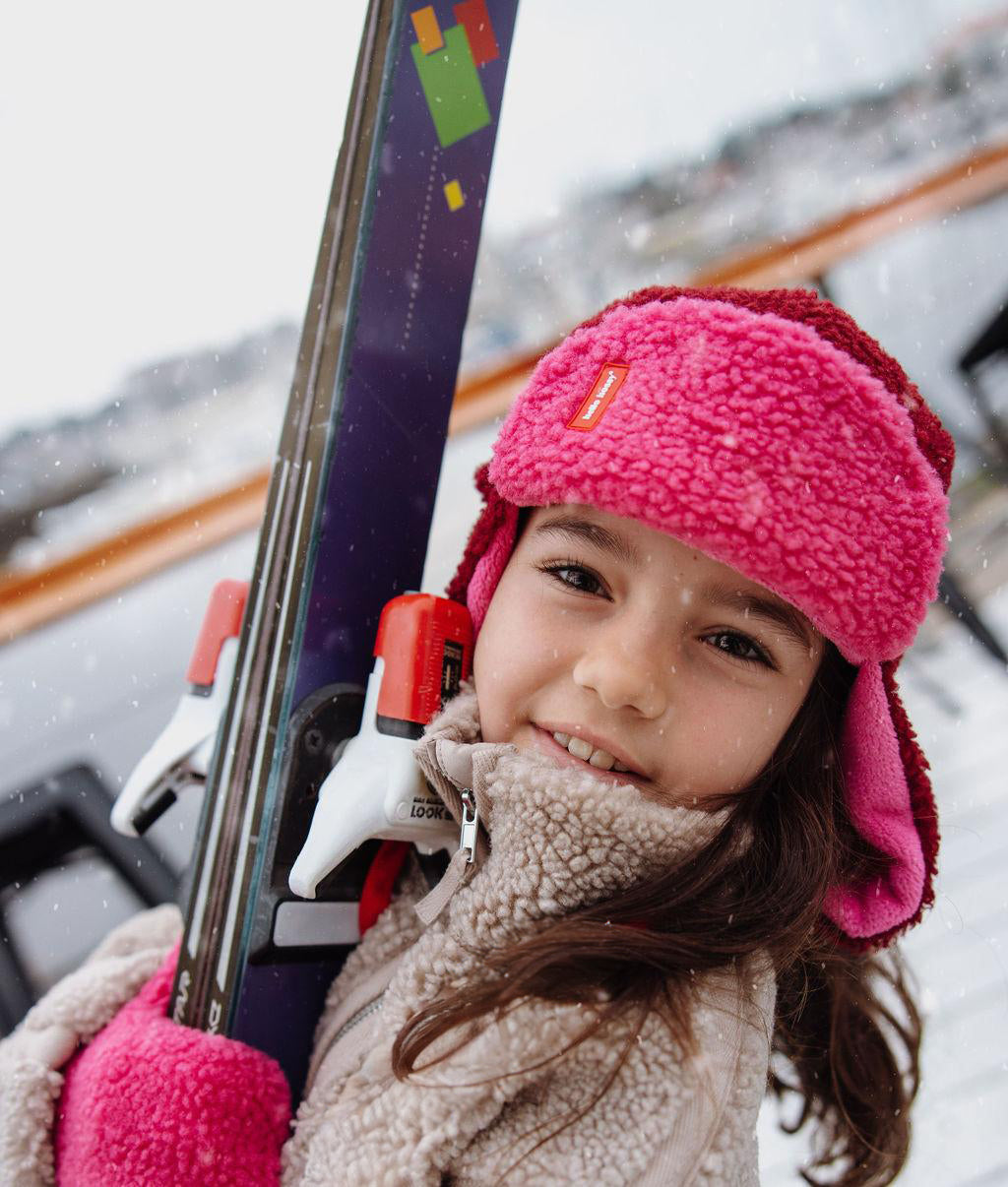 Chapka moumoute Cozy Tara portée par un enfant – vue de face – Hello Hossy