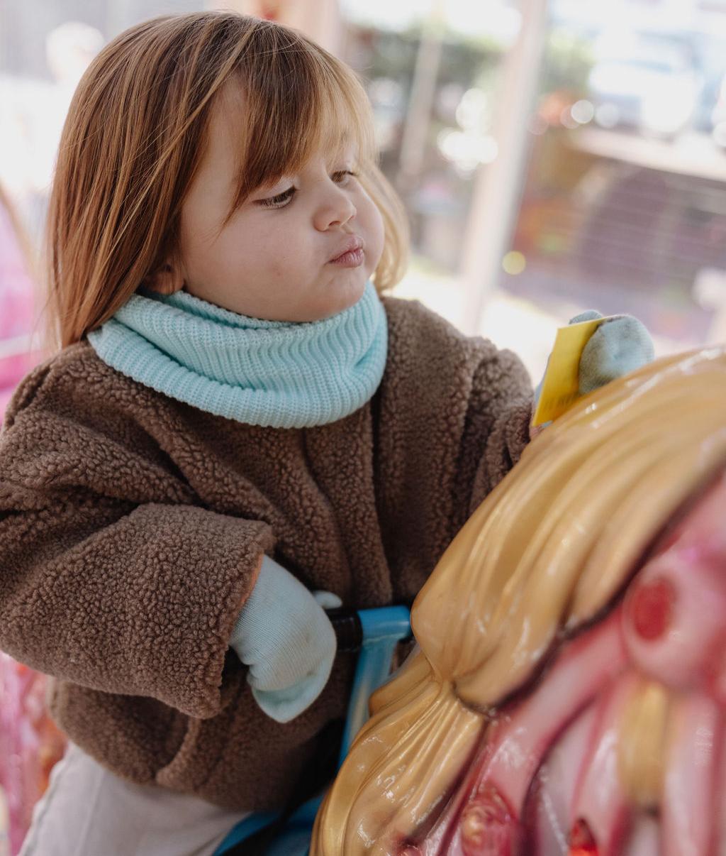 Fille portant les moufles polaire bicolore Hotty Candy - photo lifestyle - Hello Hossy
