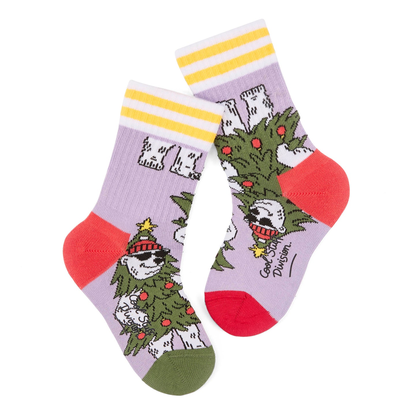 Paire de chaussettes violette pour enfant avec motif ours polaire déguisé en sapin de Noël, talons et pointes contrastés rouge et vert – vue à plat