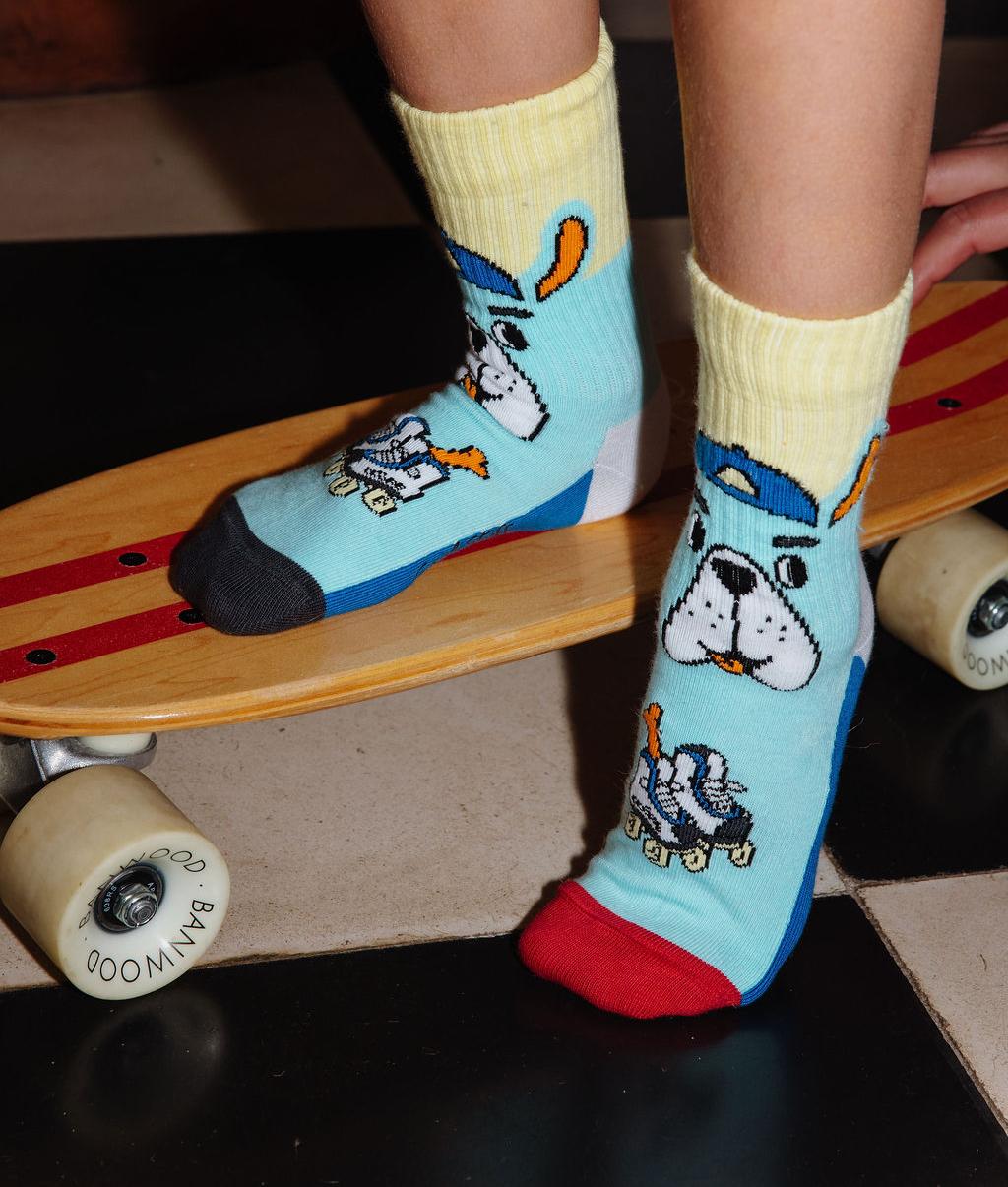 Paire de chaussettes imprimée mascotte ours portée par un enfant – vue de 3/4 – Hello Hossy