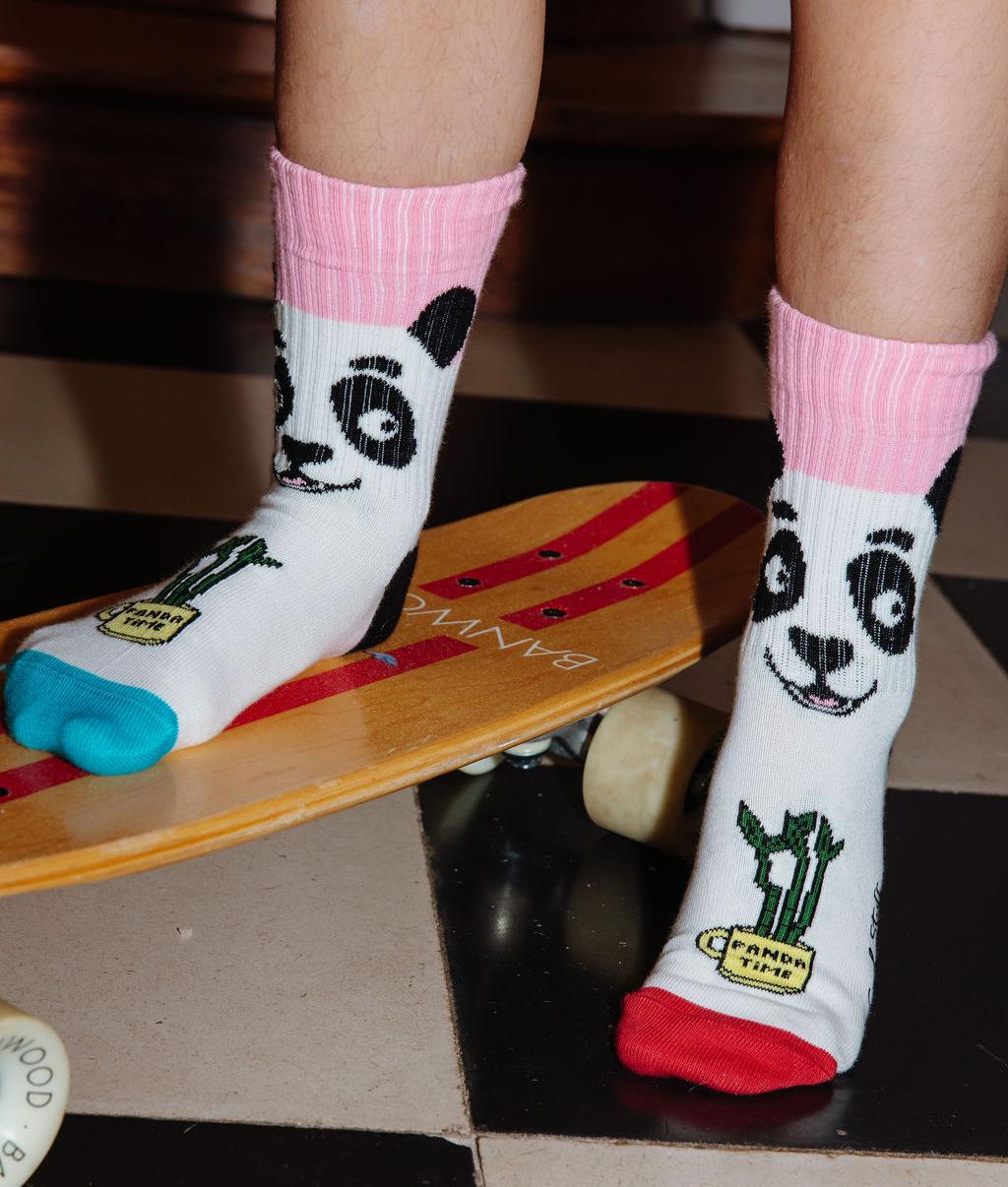 Enfant portant la paire de chaussettes motif mascotte panda avec haut de tige rose – vue de face – Hello Hossy