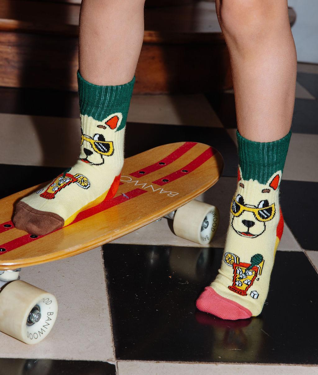 Paire de chaussettes motif mascotte avec talons et pointes colorés portée par un enfant – photo lifestyle – Hello Hossy