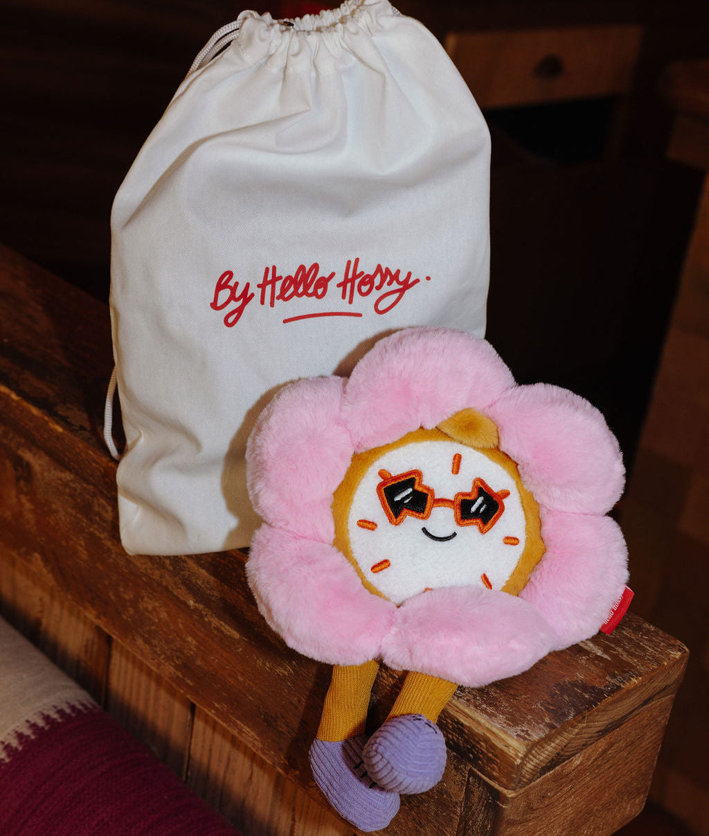 Peluche enfant Tic Tac Bloom posée à côté de son pochon réutilisable - photo d'ambiance - Hello Hossy