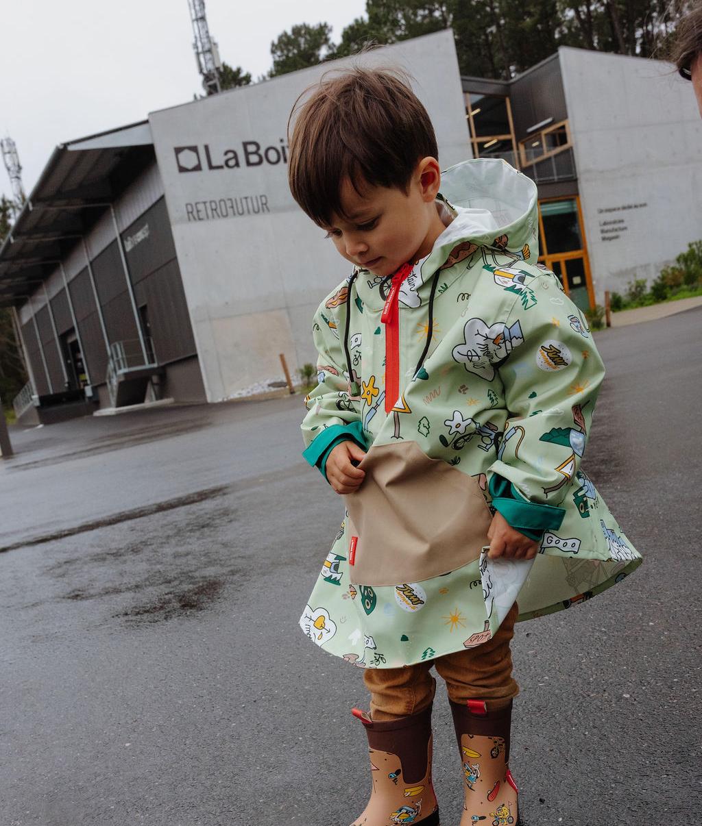 Poncho de pluie imperméable avec capuche Mountain Ride porté par un garçon - photo lifestyle - Hello Hossy