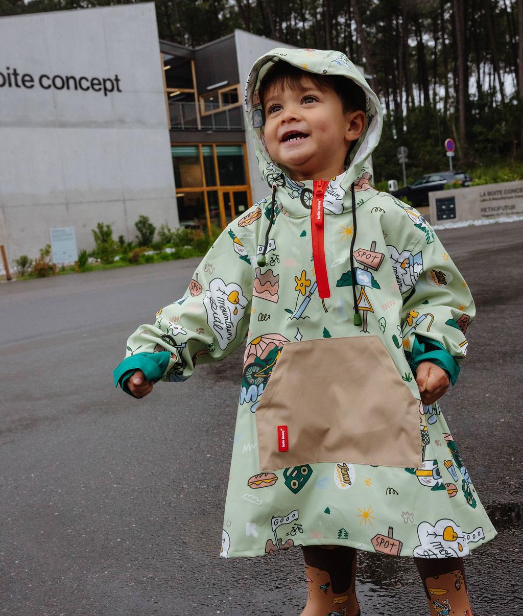 Enfant portant le poncho de pluie imperméable avec capuche Mountain Ride – vue de face – Hello Hossy