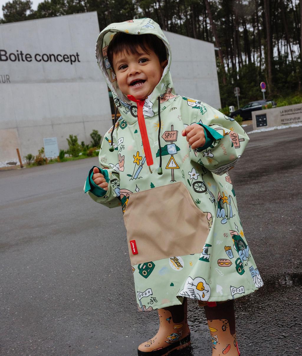 Poncho de pluie imperméable Mountain Ride avec capuche portée par un garçon - vue de 3/4 - photo lifestyle - Hello Hossy