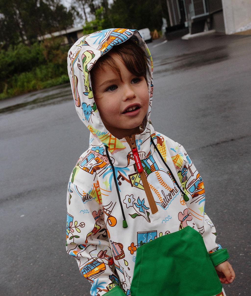 Poncho de pluie imperméable San Francisco porté par un garçon - vue de 3/4 - photo lifestyle – Hello Hossy