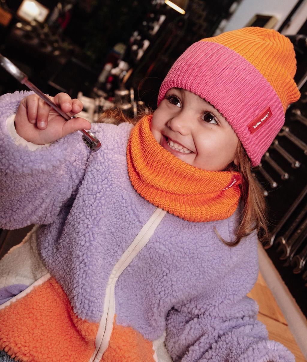 Fille portant le tour-de-cou Cocoon Indie avec le bonnet assorti Flow Indie - photo lifestyle - Hello Hossy