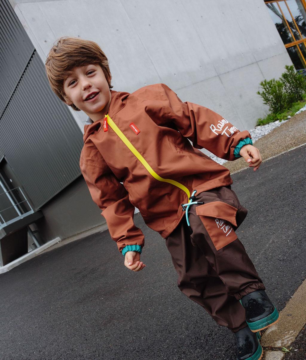 Garçon avec la veste de pluie avec capuche Peanut - photo lifestyle - Hello Hossy