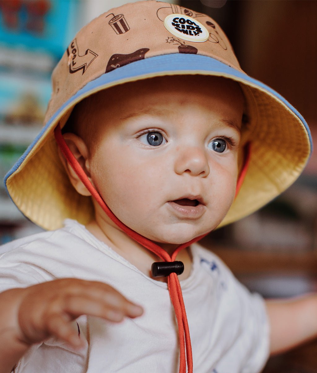 Gorrito Bebés Groovy con cordón, ecorresponsable, certificado oeko-Tex, desde los 9 meses, Cool Kids Only !