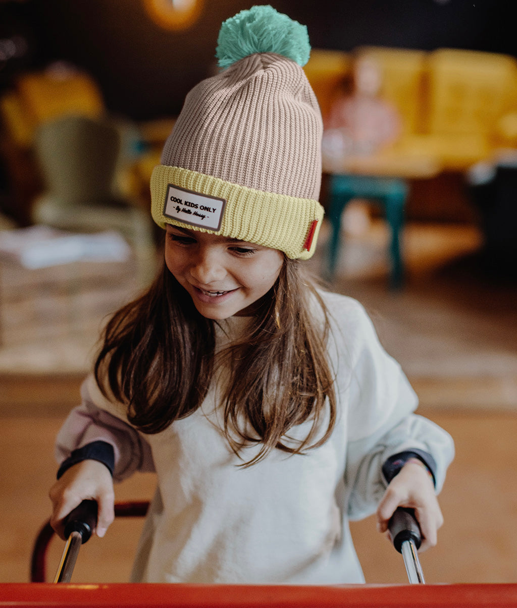 Bonnet Enfants Color Block Gold, avec pompon, doublure polaire, coton biologique, dès 9 mois, Cool Kids Only !