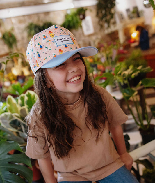 Casquette enfant rose motif fleurs visière bleue broderie Hello Hossy