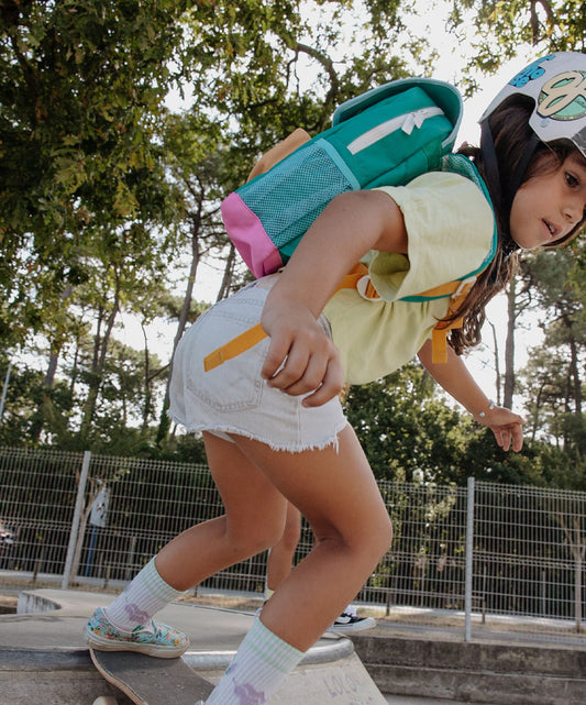 Sac à dos enfant vert poche filet rose detail blanc Hello Hossy