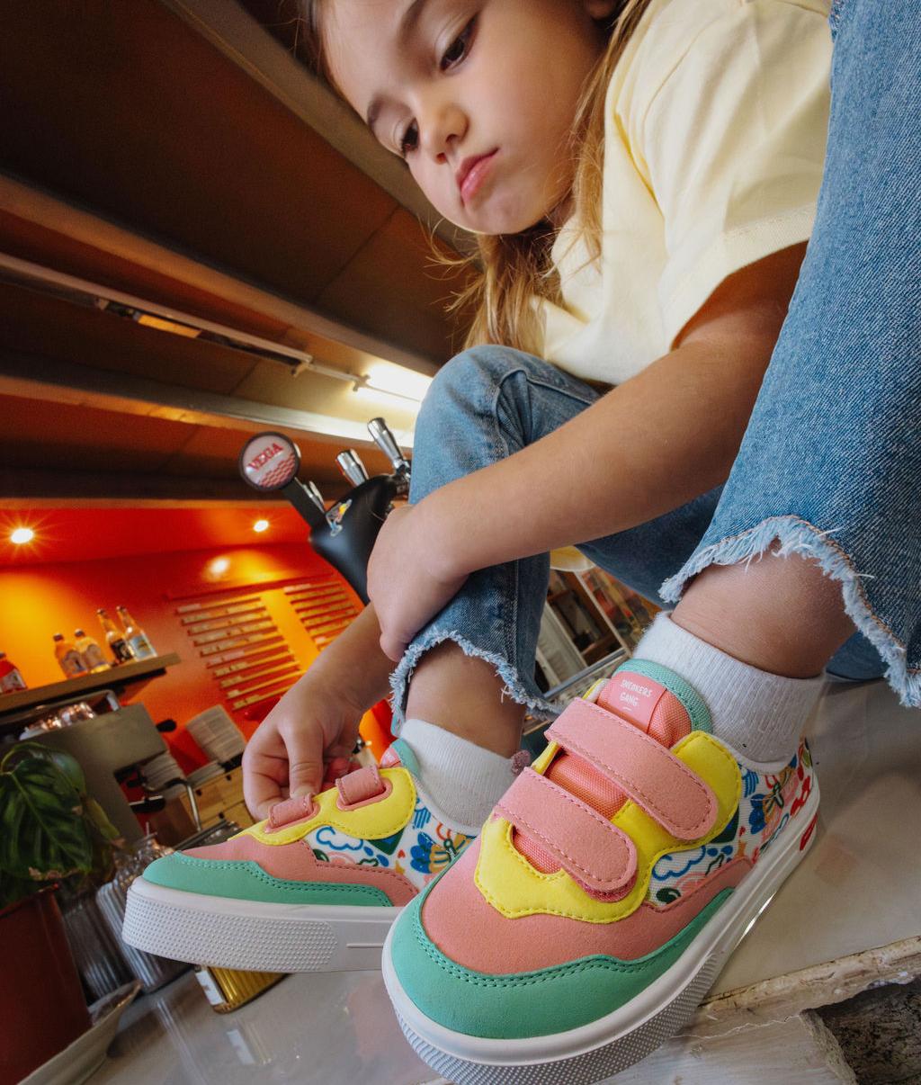 Sneakers niño rosa verde estampado flores doble velcro Hello Hossy
