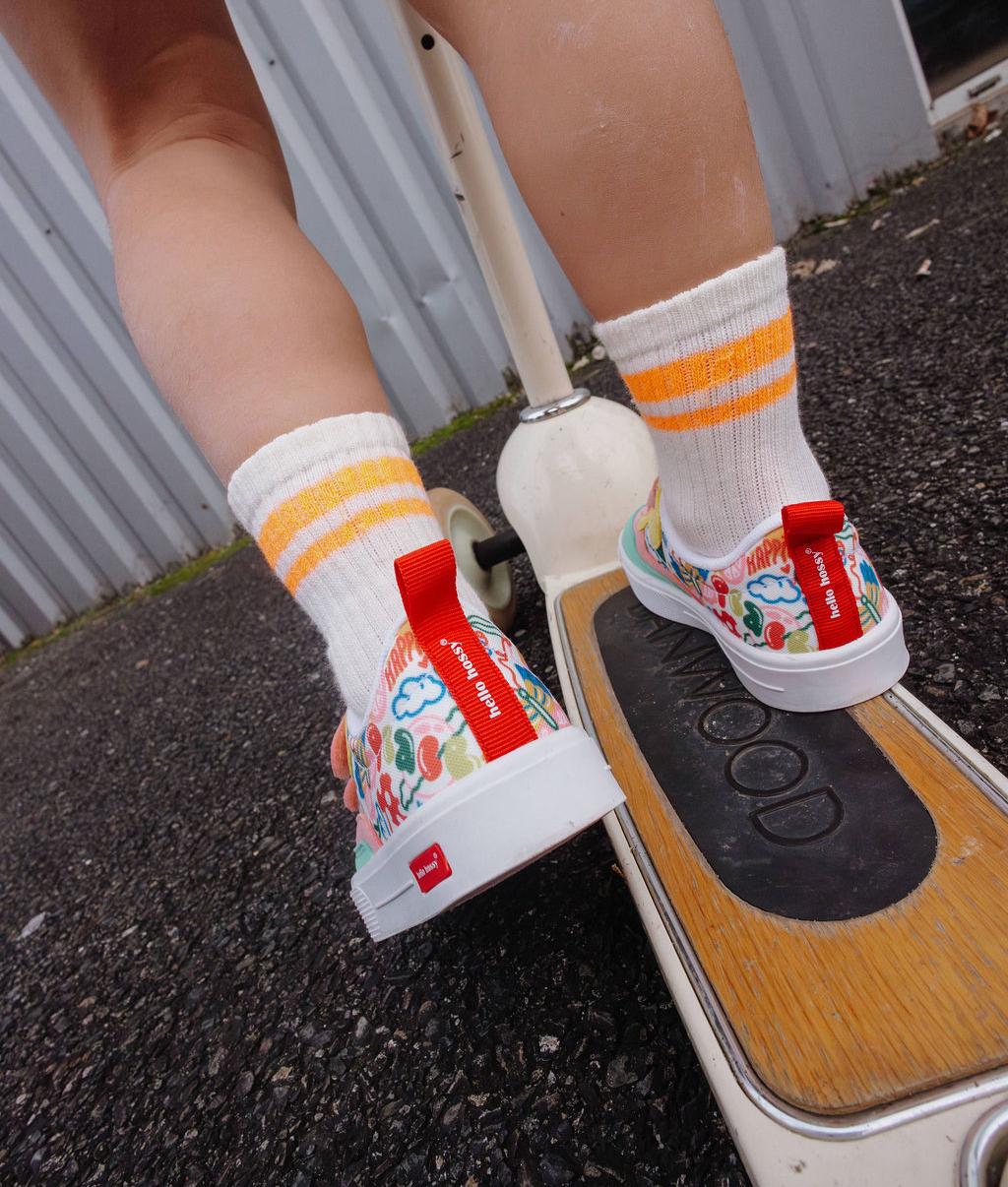 Sneakers niño rosa verde estampado arte flores suela blanca Hello Hossy