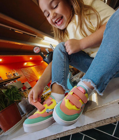 Sneakers niño rosa verde estampado arte suela blanca doble velcros Hello Hossy