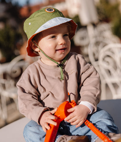 Bob enfant bicolore vert bleu cordon réglable patch rond Hello Hossy