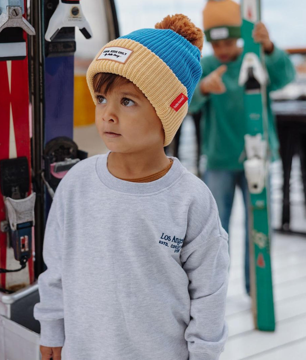 Gorro infantil azul Beige con pompón y forro de tejido polar Hello Hossy