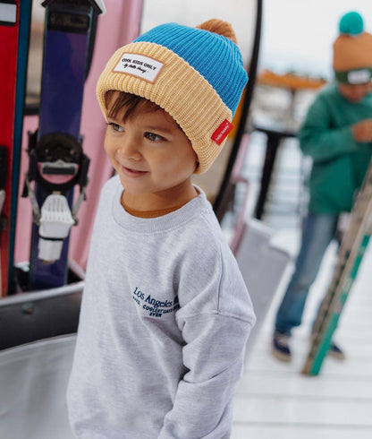 Gorro infantil azul Beige con pompón y forro de tejido polar Hello Hossy