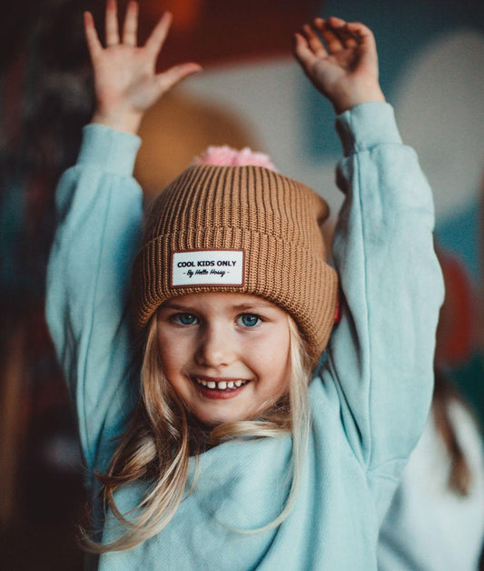 Fille avec bonnet en maille Color Block Macaroon - vue de face - Hello Hossy