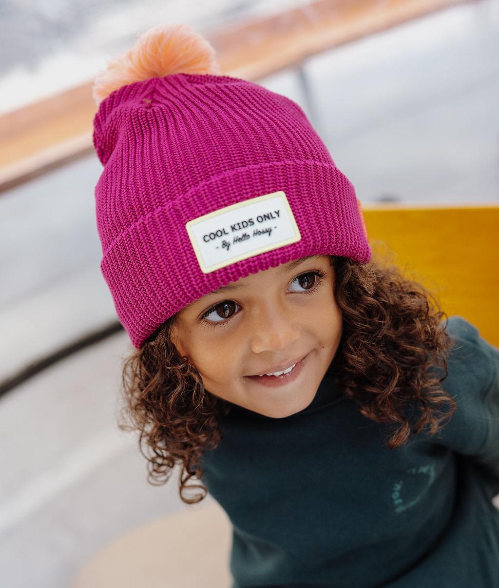 Gorro infantil violeta con pompón y etiqueta bordada Hello Hossy