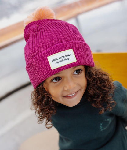 Gorro infantil violeta con pompón y etiqueta bordada Hello Hossy