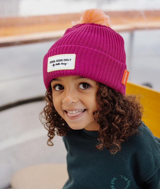 Gorro infantil violeta con pompón y etiqueta bordada Hello Hossy