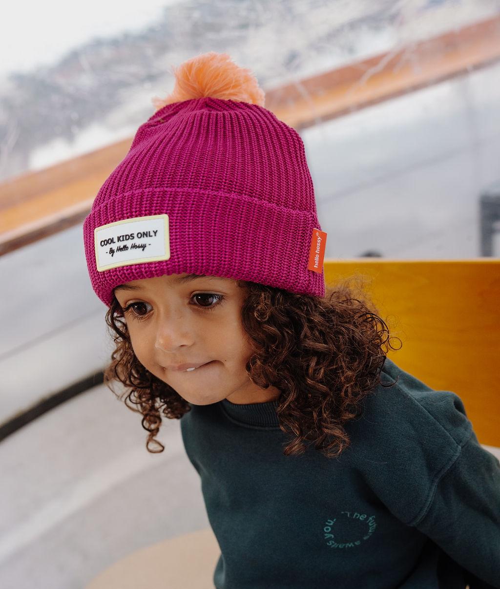 Gorro infantil violeta con pompón y etiqueta bordada Hello Hossy