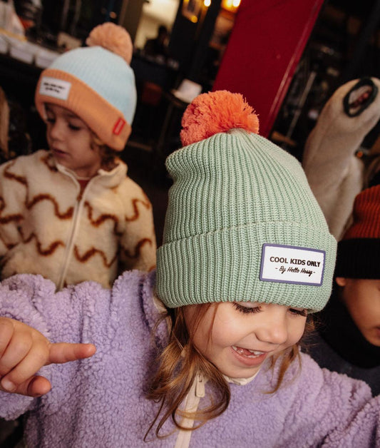 Fille portant le bonnet avec pompon Color Block Santa – photo lifestyle – Hello Hossy