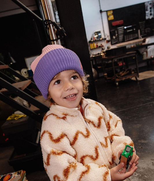 Garçon portant le bonnet bicolore Flow Maya – vue de 3/4 – Hello Hossy