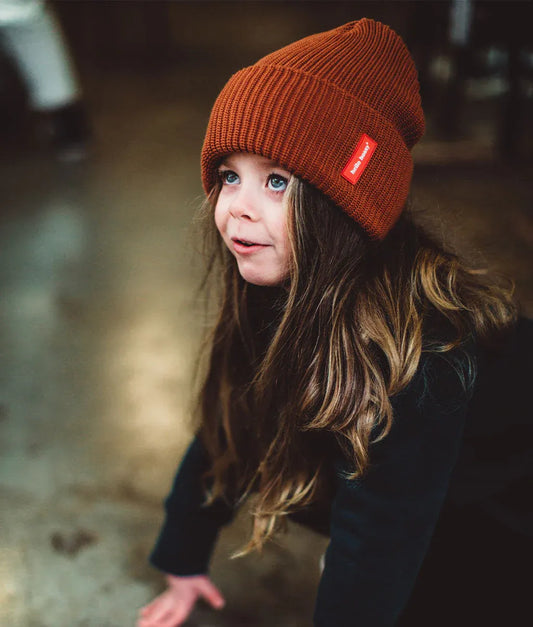 Enfant portant le bonnet en maille Flow Nut – vue de 3/4  – Hello Hossy