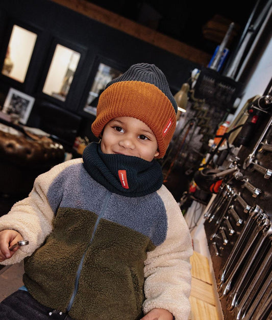 Bonnet en maille Flow Polo porté par un garçon – vue de face – photo lifestyle – Hello Hossy